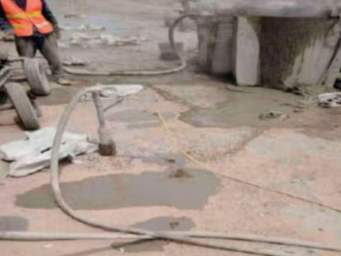 王五镇水泥混凝土路面板底注浆技术 路面脱空注浆整治方案